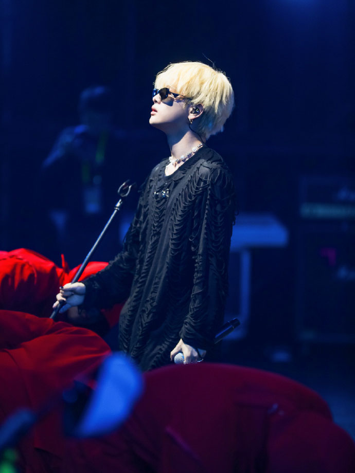 周震南身穿PUNK RAVE哥特破洞T恤在芒果音乐节天津站巡演
